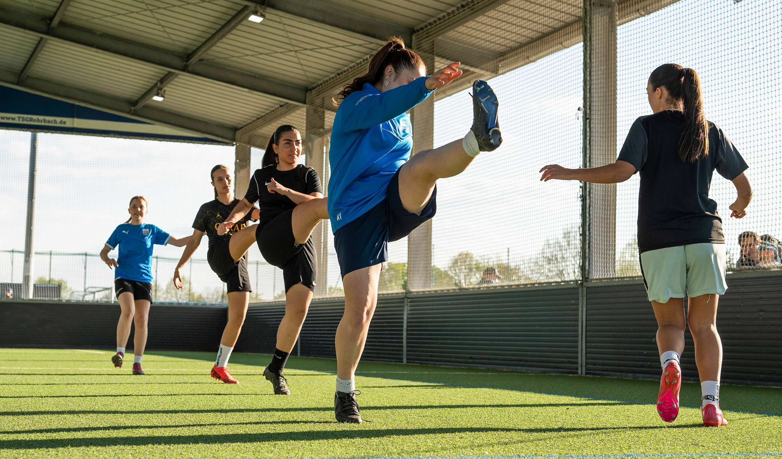 Mädchen beim Fussballschule Gruppentraining in der McArena