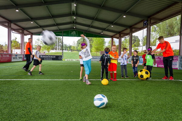 Kinder und Trainer einer Ballschule in der McArena