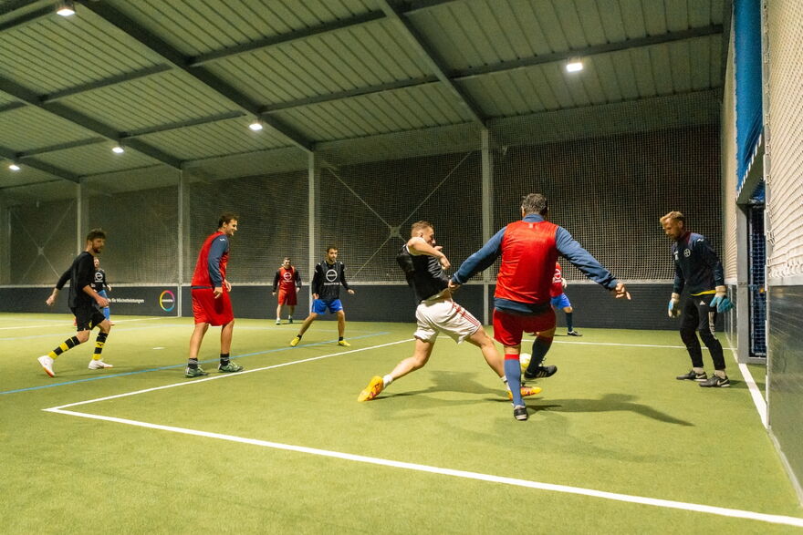 firmenfitness-fussball-spielen Firmenfitness in McArena beim Fussball spielen