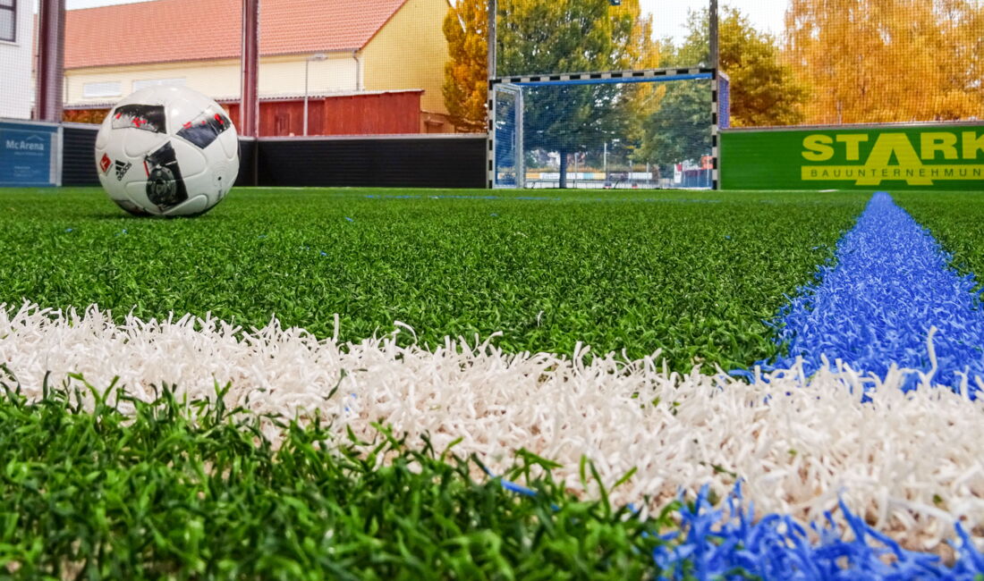 Der Premium-Kunstrasen in der McArena Soccerhalle bietet optimale Bedingungen für das Fußballspielen.
