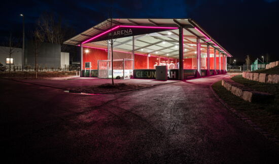 Die McArena Freilufthalle wird durch eine nachhaltige LED-Beleuchtung gleichmäßig beleuchtet. Starke Leistung und trotzdem Nachhaltig und energiesparend.
