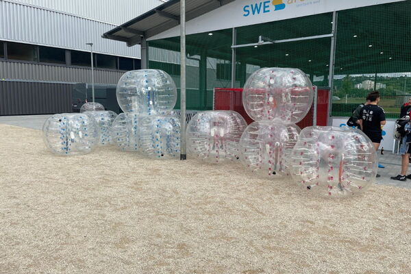 Bubbles für Bubble Soccer vor Freilufthalle