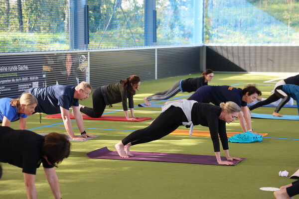 Eine Gruppe macht in der McArena Yoga