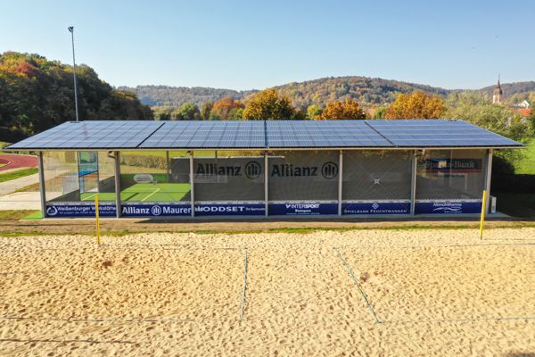 pv-anlage-mcarena Seitliche Ansicht der PV-Anlage einer McArena