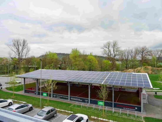 Ökologischer Strom durch eine Photovoltaikanlage auf dem Dach der McArena Freiluftalle macht die Nutzung der Kalthalle Nachhaltig.