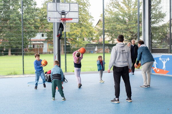Kinder beim Basketball vor der VR Bank Arena Bamberg