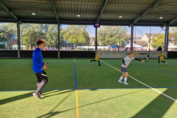 Kinder beim Fußball in der VR Bank Arena Bamberg