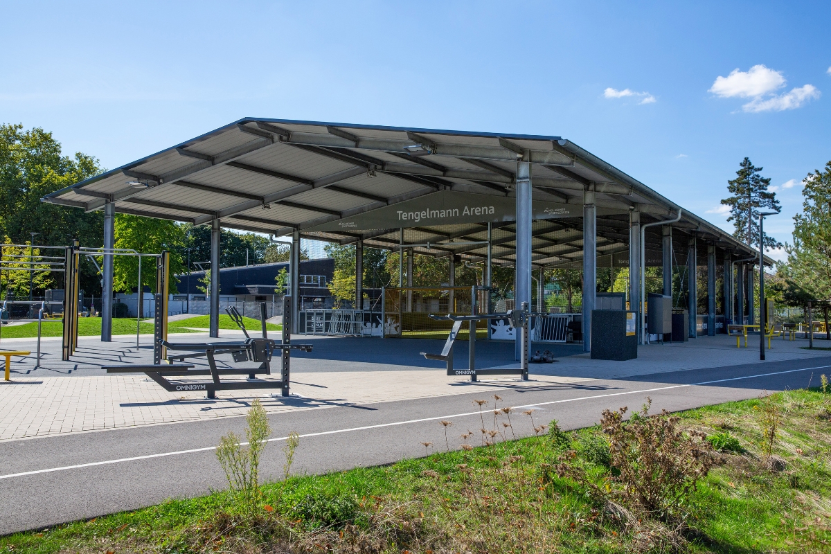 Einbindung von Fitnessgeräten und verlängertem Hallendach