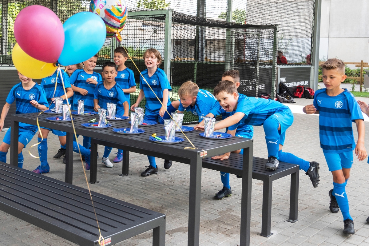 Kindergeburtstag unter Dachverlängerung der McArena