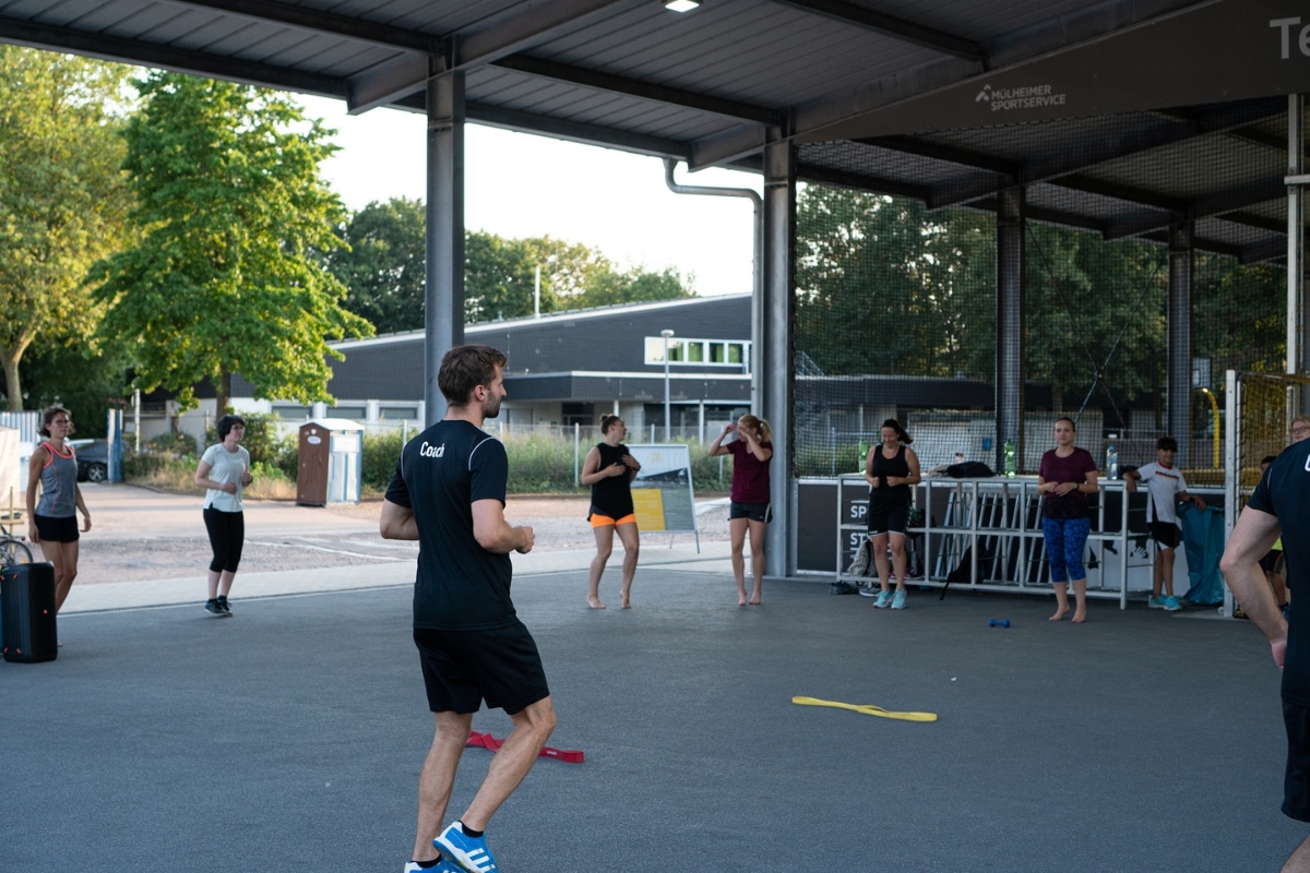 Outdoor Fitness Kurs unter McArena Hallendach