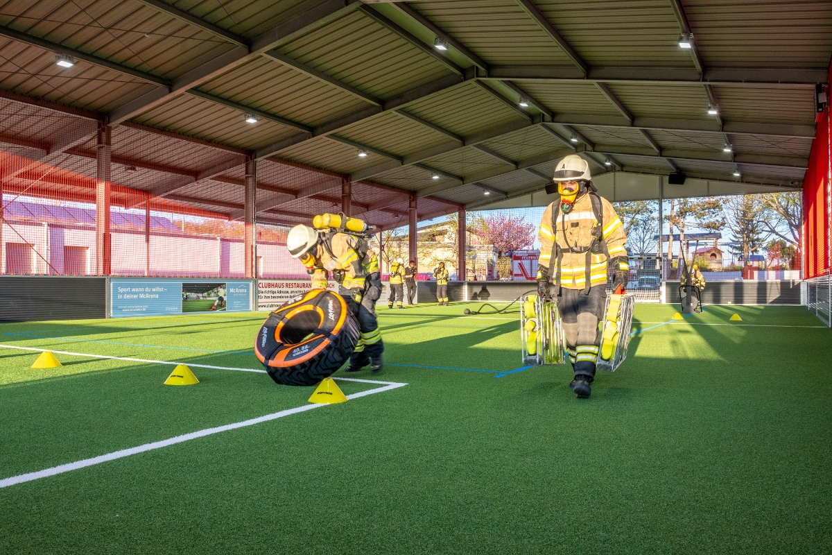 Feuerwehr Belastungstraining in McArena Freilufthalle
