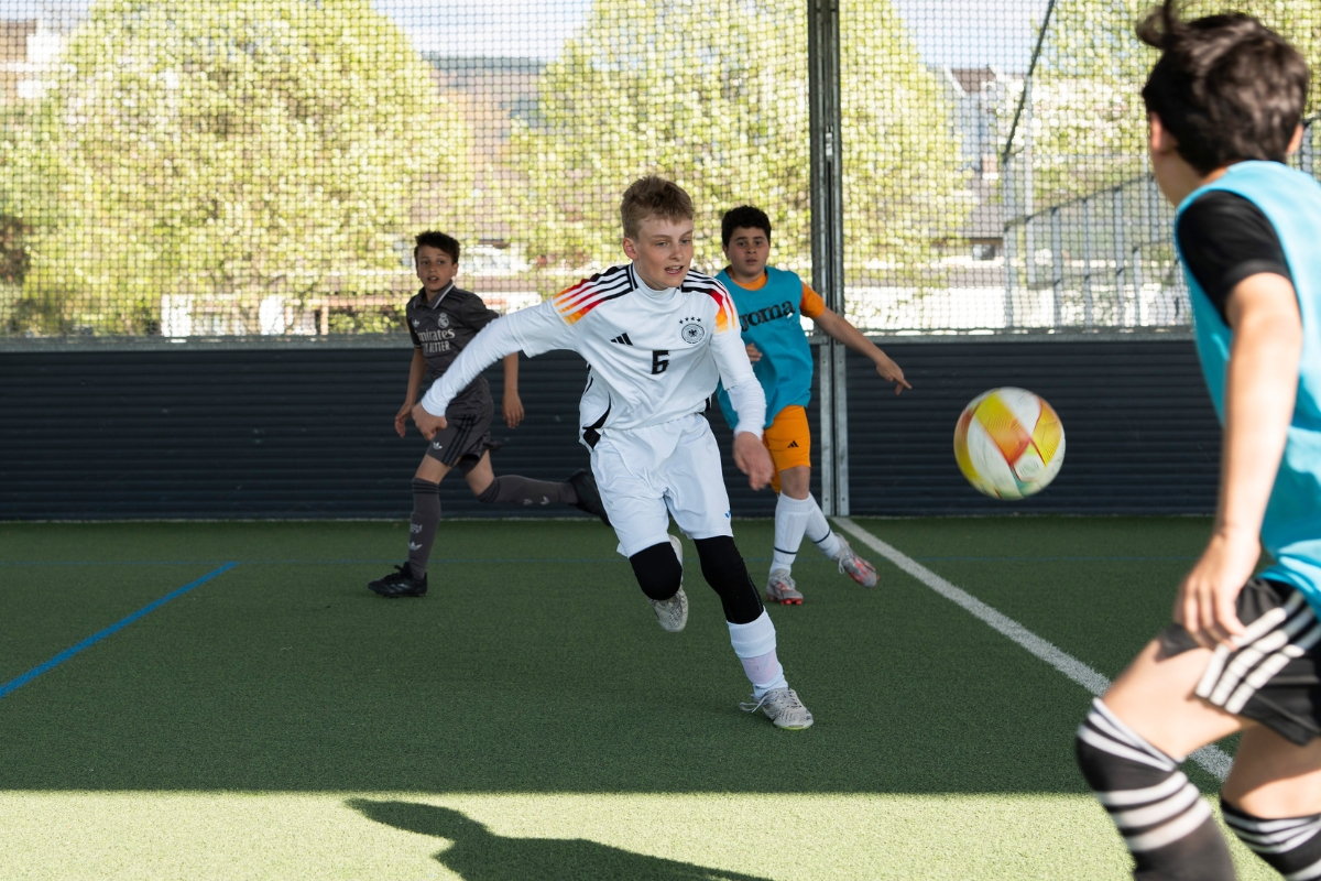 kinderfußball-freilufthalle Kinder spielen Fußball in McArena Freilufthalle
