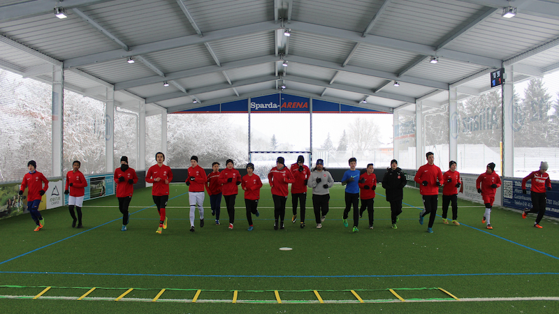 fußball-im-winter Fußball in McArena trotz starkem Schnee