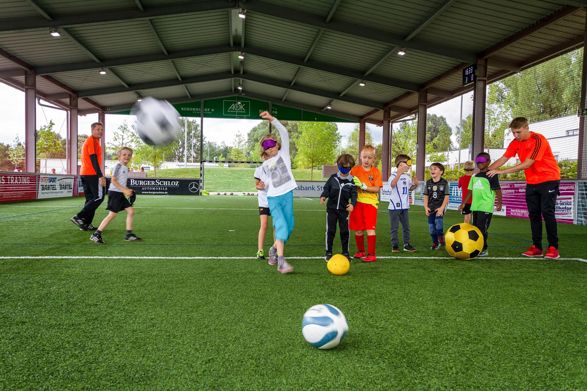 Kinder und Trainer einer Ballschule in der McArena