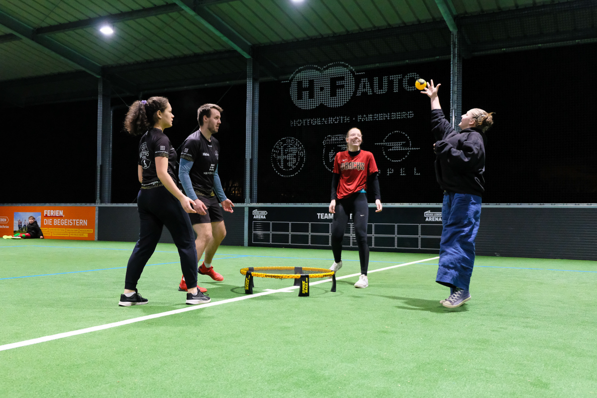 4 Erwachsene spielen Spikeball in der McArena