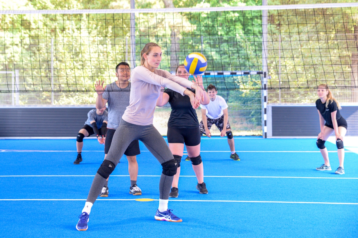 volleyball-freilufthalle Studenten spielen Volleyball in der McArena