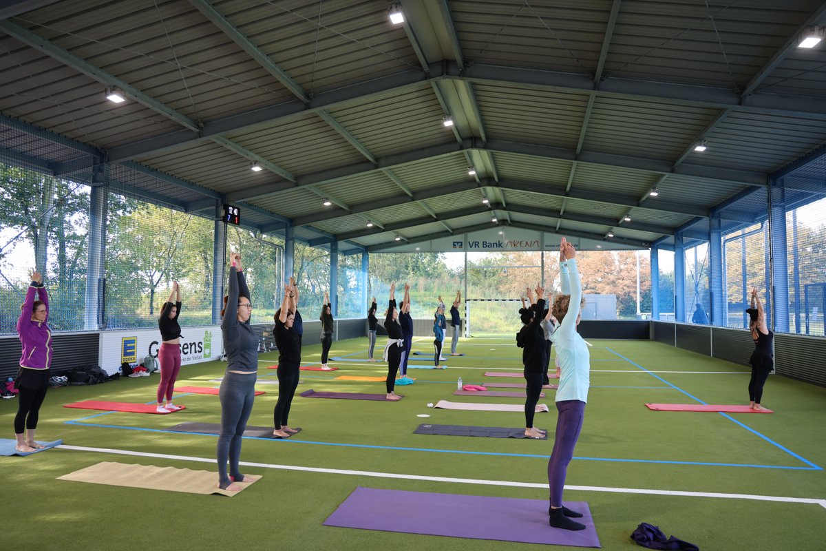 Frauen machen in der Freilufthalle Yoga