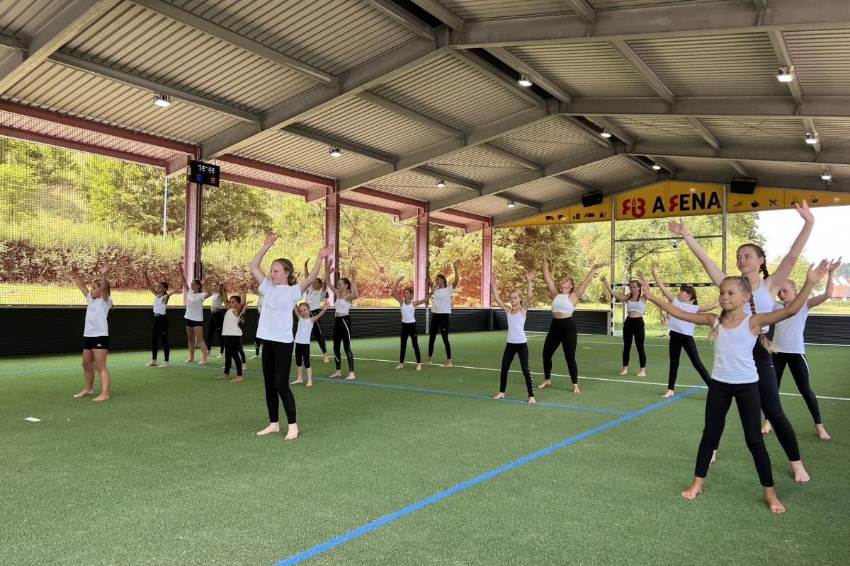Bild von Kindern beim Turnen in der Freilufthalle Albstadt