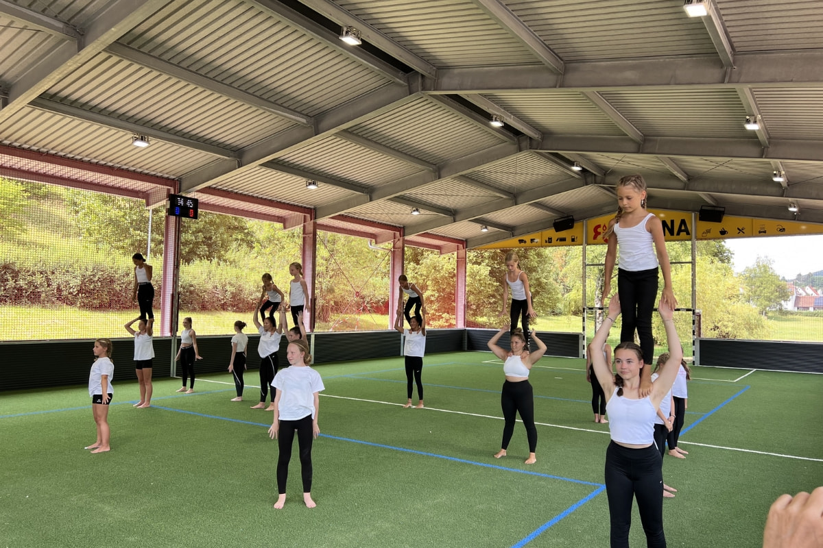 Kinder turnen in der Freilufthalle Albstadt
