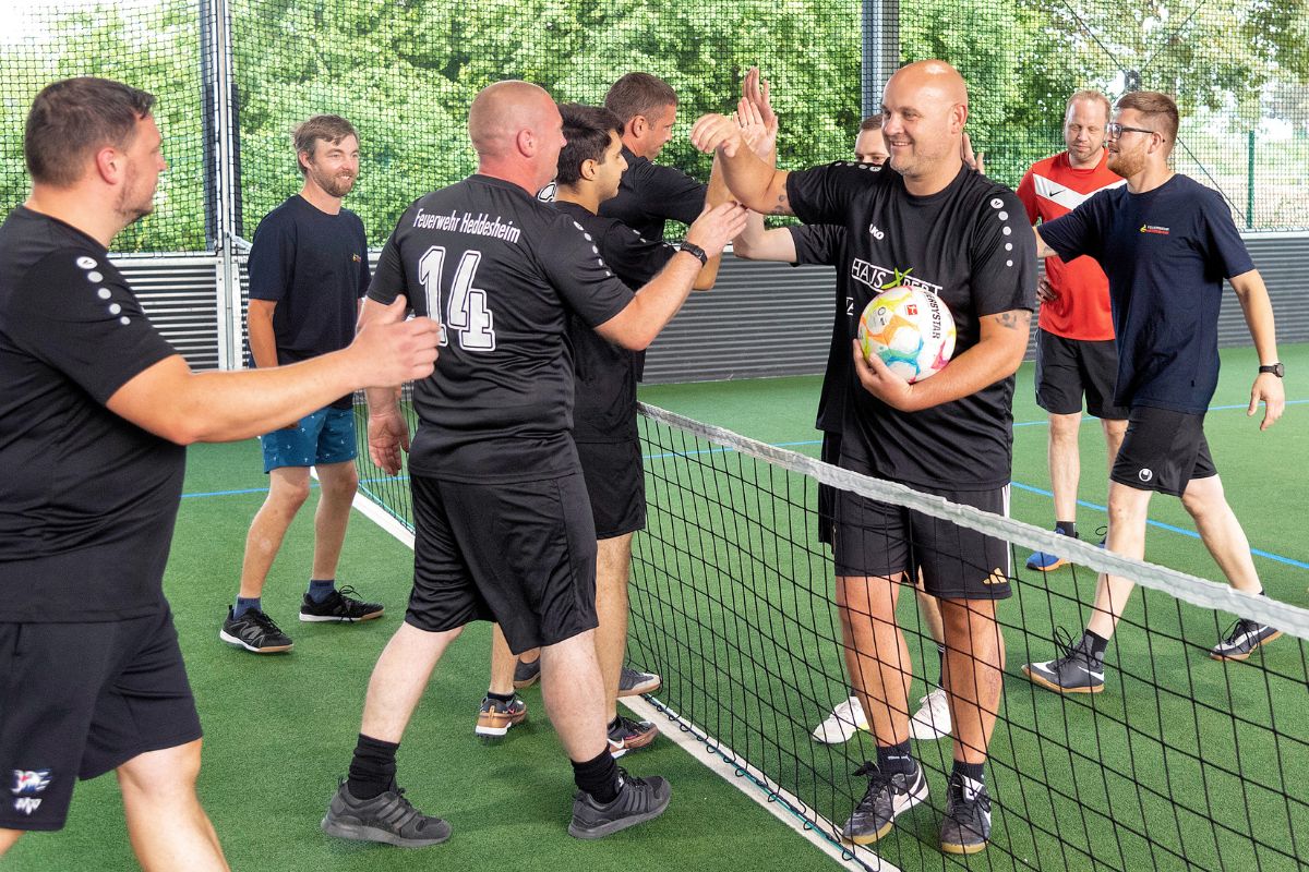 Bild einer McArena Abo Gruppe beim Fußballtennis