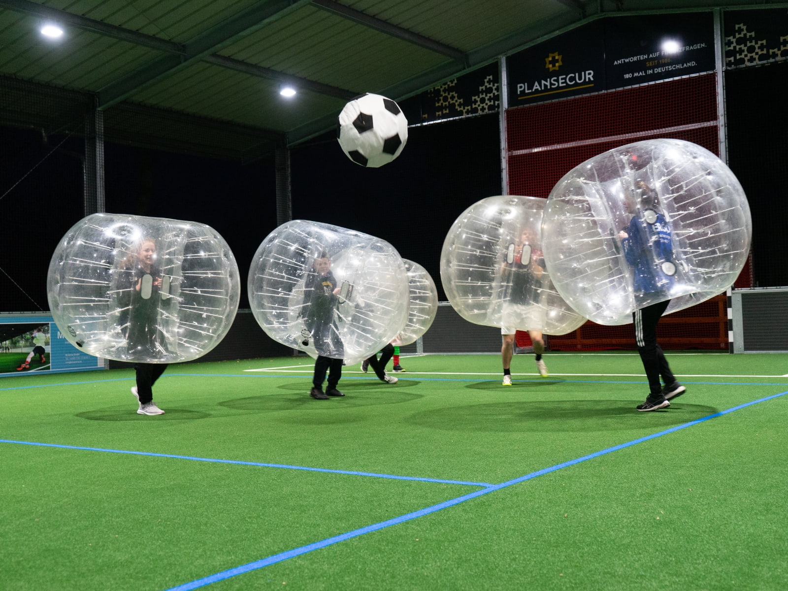 Kinder spielen Bubble Soccer in der McArena