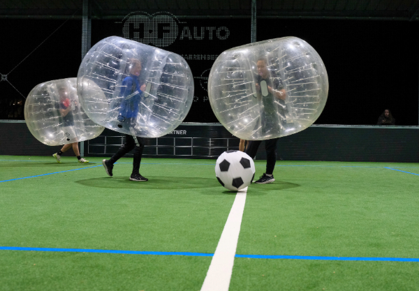Bubble Soccer Spieler kurz vor Aufprall