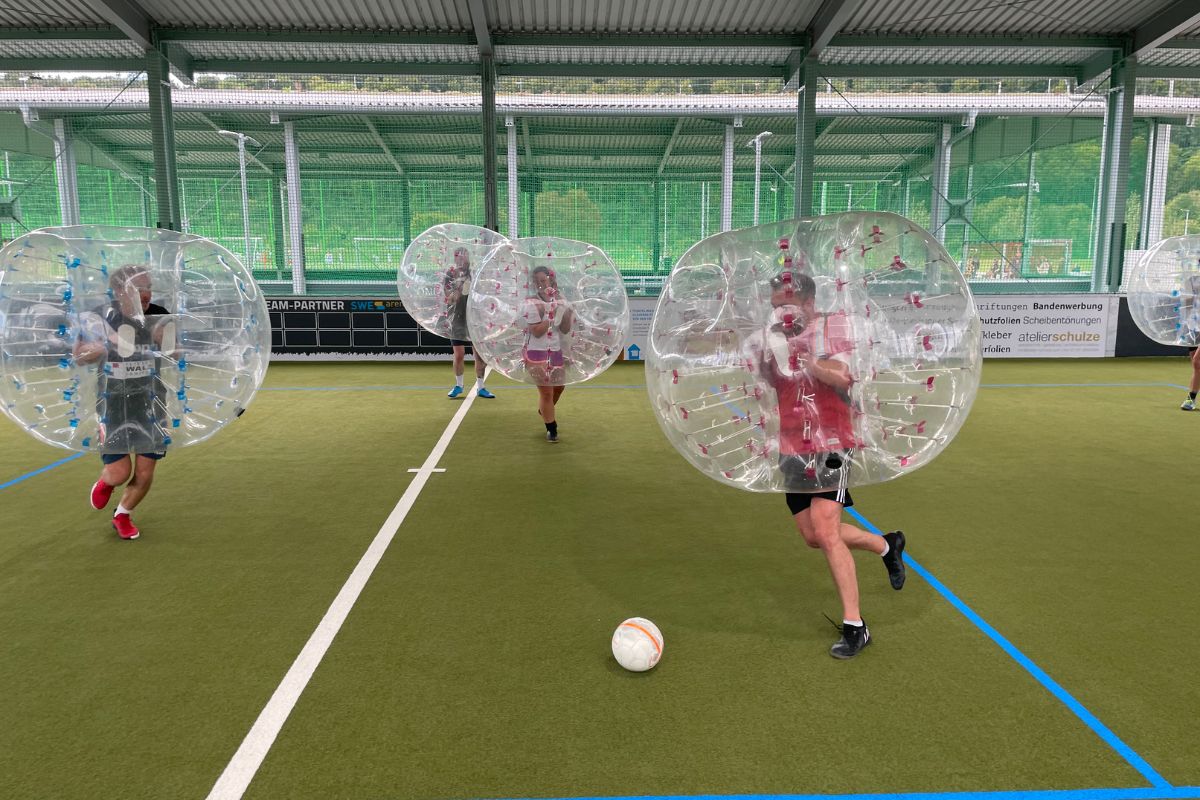 bubble-soccer-mcarena-outdoor-sport Menschen spielen Outdoor in McArena Bubble Soccer