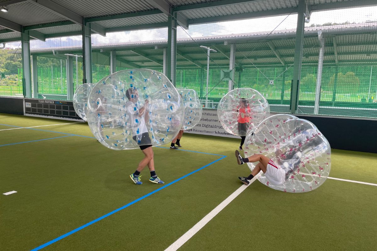 bubble-soccer-mcarena-outdoor Menschen beim Bubble Soccer spielen in Freilufthalle