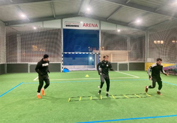 Training einer Fußballschule in Freilufthalle