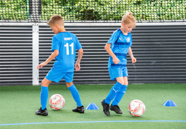 Gruppentraining von Kindern in der Fußballschule
