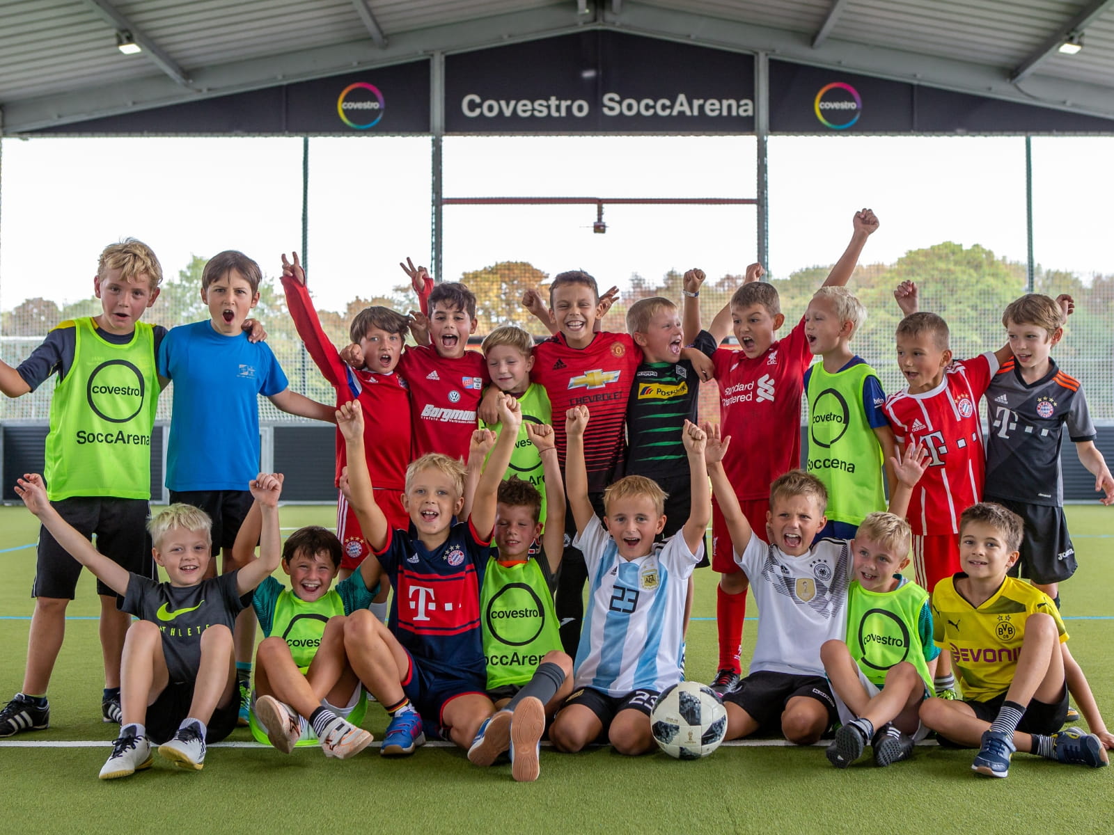 kindergeburtstag-feiern-mcarena Glückliche Kinder beim Kindergeburtstag feiern in der McArena