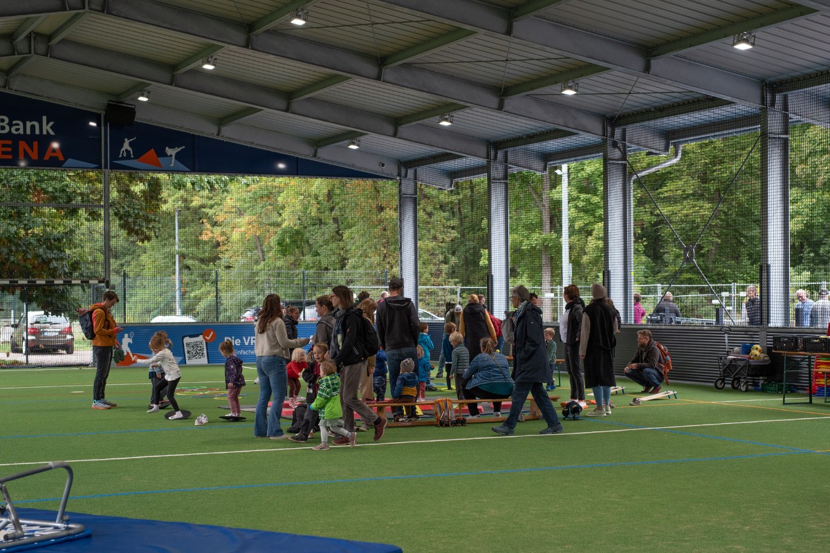 Kinder beim Spielen in der VR Bank Arena Bamberg