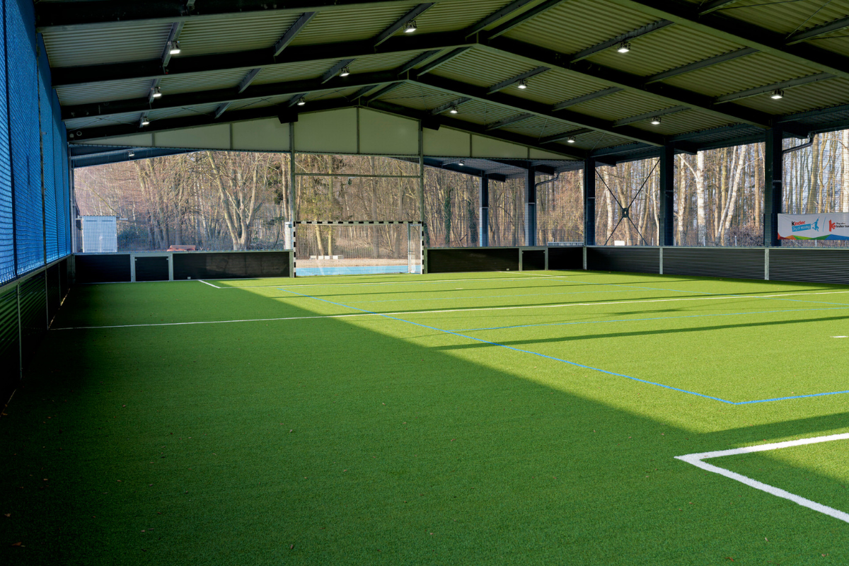Bild des ueberdachten Kunstrasens Stralsund
