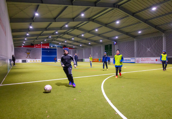 Kinder beim Fussball in der McArena im Winter