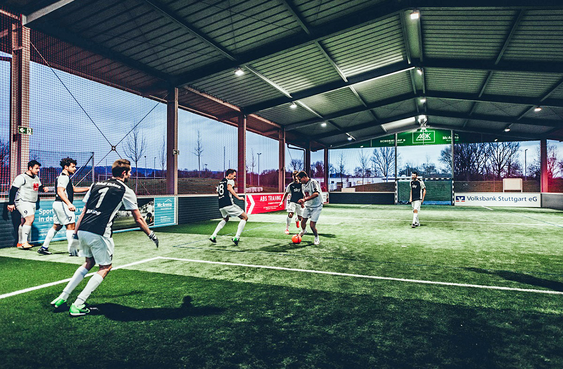 Der Premium Kunstrasen in der McArena Freilufthalle eignet sich optimal zum Fußballspielen.