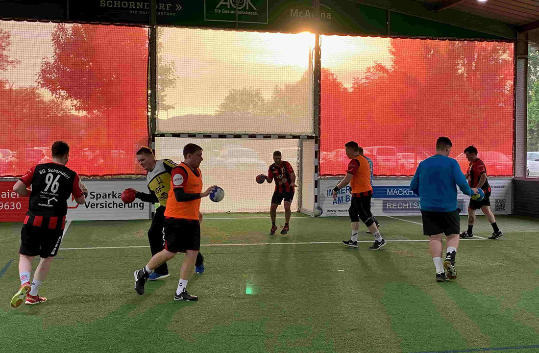 Handball in der McArena Freilufthalle. Kapazitätprobleme lösen mit der McArena und die Handballer können an der frischen Luft trainieren.