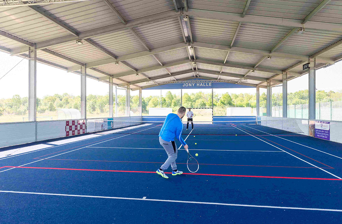 Mit dem passenden Bodenbelag eignet sich die McArena Freilufthalle hervorragend zum Tennisspielen bei jedem Wetter.
