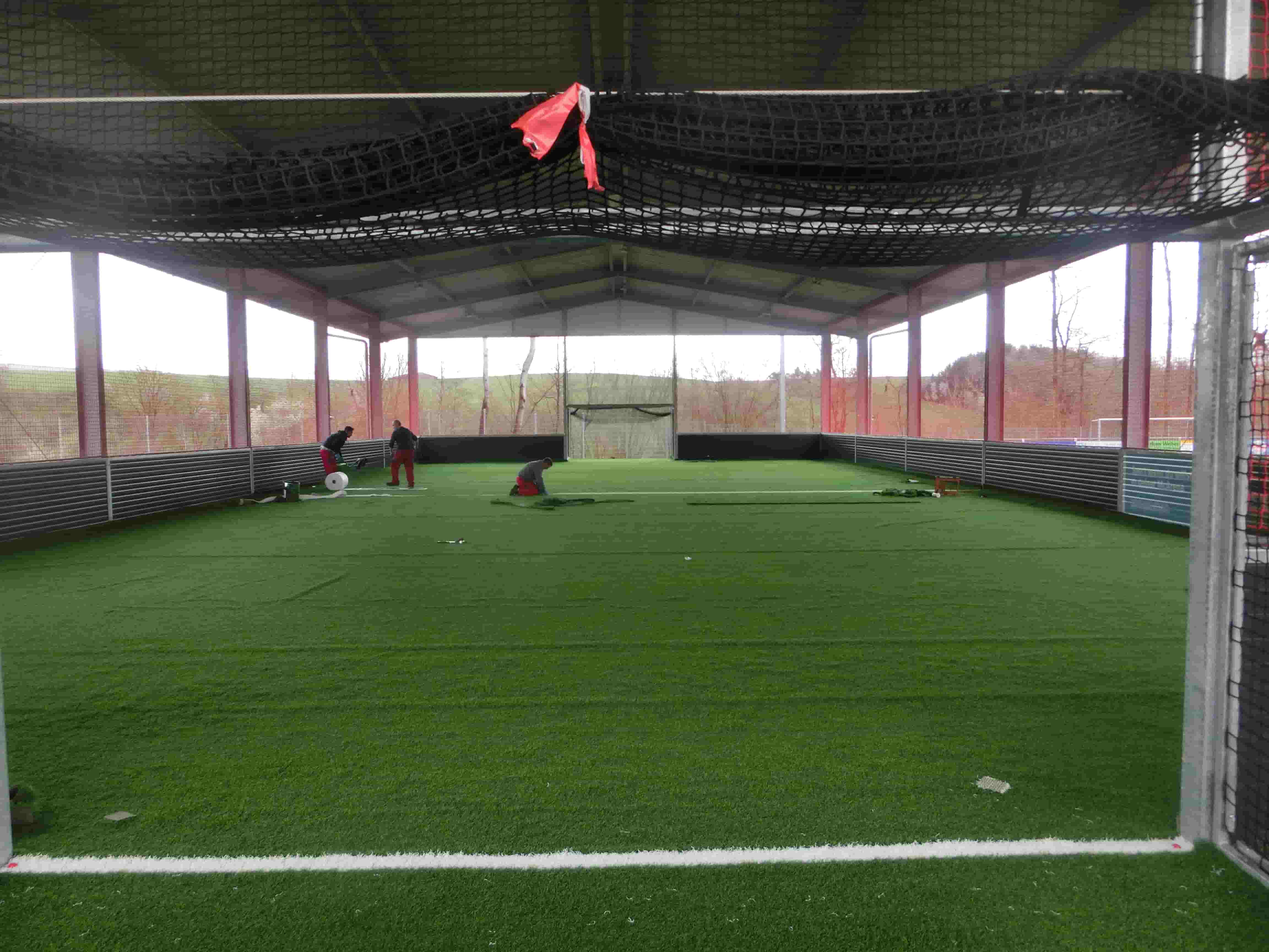 Der Sportboden in der McArena freilufthalle Aspach wird verlegt. Eine der letzten Phasen im Prozess, um eine Sportstätte zu bauen.