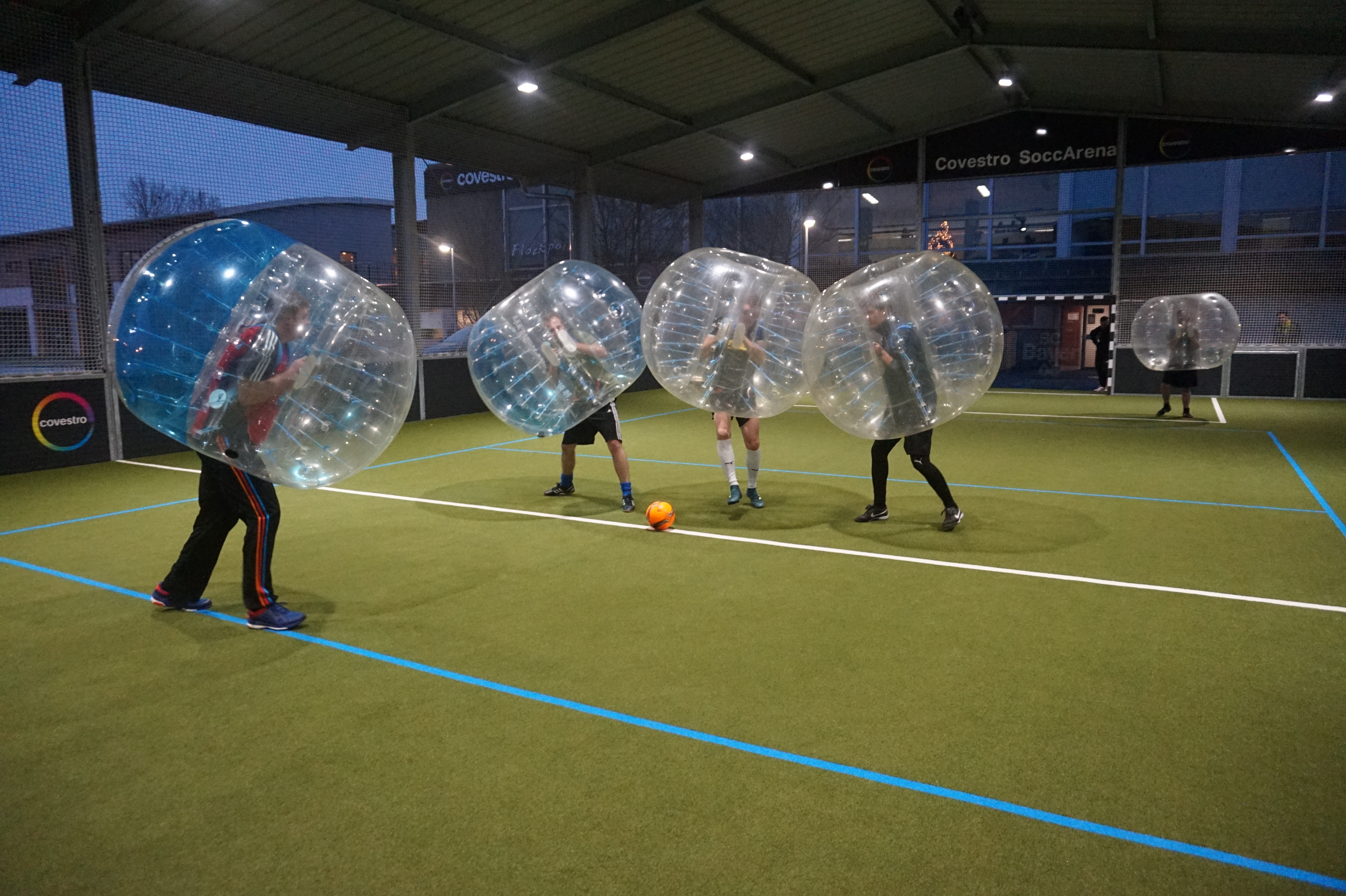 BubbleSoccer spielen bei Firmenevents oder Junggesellenabschiede in der SoccArena Soccerhalle Krefeld.