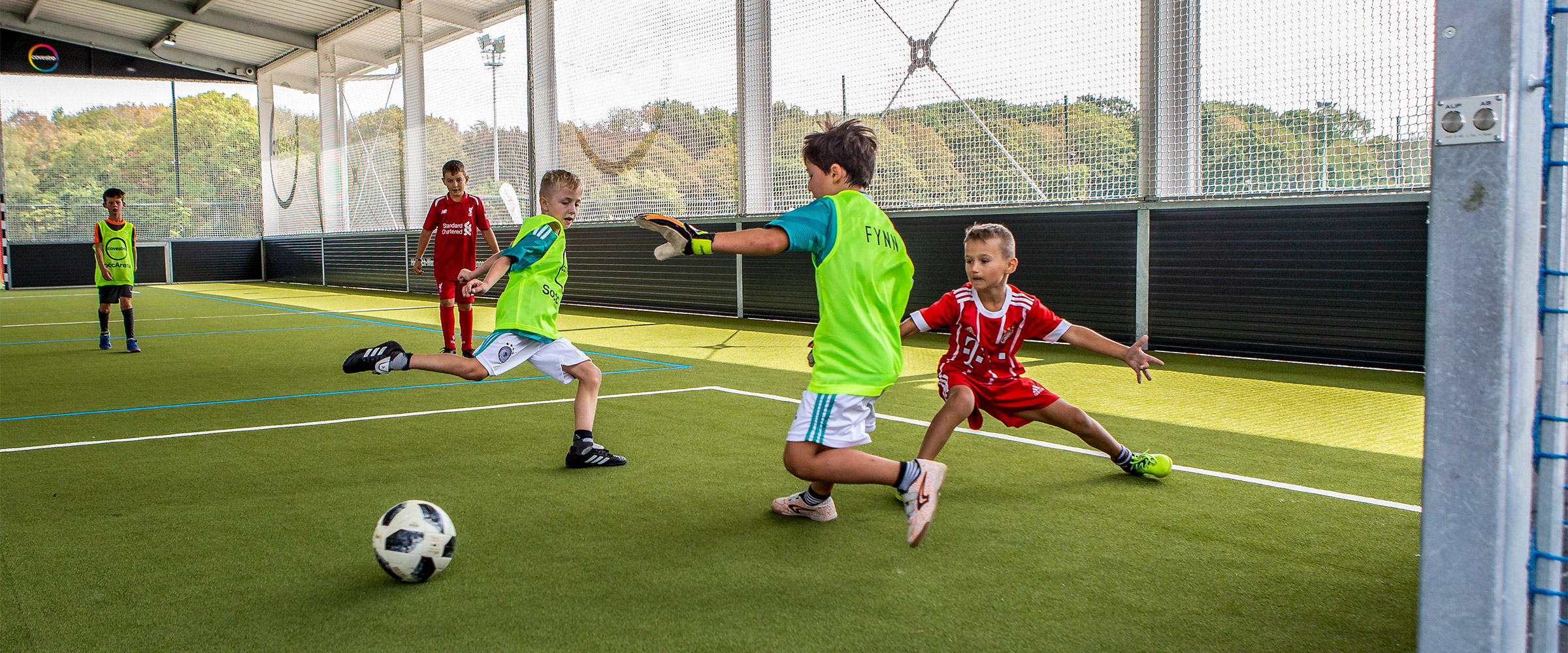 Feier Deinen Kindergeburtstag in der SoccArena Krefeld. Mit Freunden Fußball spielen und die McArena Krefled nutzen.