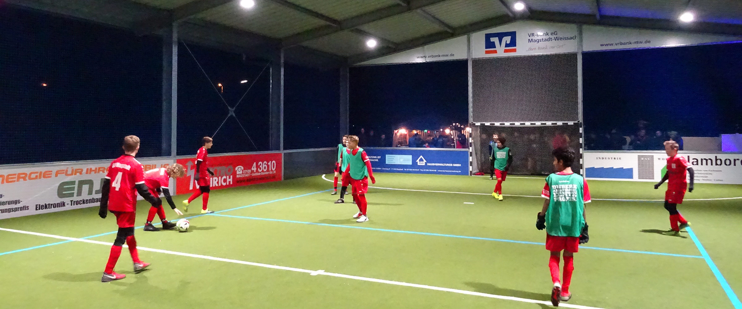 Kinder und Jugendliche spielen in der McArena Soccerhalle Magstadt für den SV Magstadt Fußball.