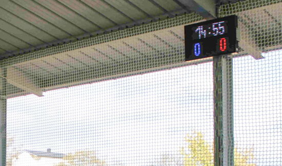 Soccerhalle-McArena-Freilufthalle-Anzeigetafel Die Anzeigetafel der Soccerhalle gibt neben der Uhrzeit den Spielstand wieder. Ein echtes Highligt bei Sportlern und Kindergeburtstagen.