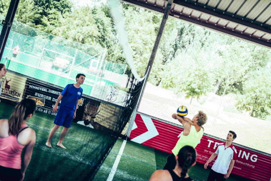 McArena-Freilufthalle-Ausstattung-Netzhalterung Die verstellbare Netzhalterung in der McArena Freilufthalle ist für Sportarten wie Volleyball, Badminton und Speedminton geeignet. Auch Fußball-Tennis lässt sich hervorragend damit spielen.So kann die McArena als multifunktionale Sporthalle genutzt werden