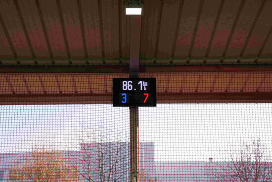 McArena-Freilufthalle-Ausstattung-Schussgeschwindigkeitsmessung Die Schussgeschwindigkeitsmessung in der McArena Freilufthalle ist für die Sportler ein echtes Highlight. Das Messergebnis wird auf der Anzeigetafel angezeigt.