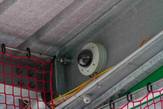 McArena-Freilufthalle-Ausstattung-Kamerasystem Die McArena Freilufthalle wird durch ein webbasiertes Kamerasystem vor Vandalismus geschützt. Der Betreiber kann einsehen, wer die McArene beritt und nutzt.
