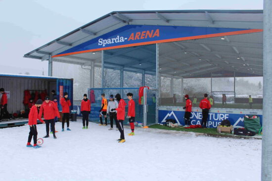 Die McArena-eine wetterunabhängige Freilufthalle Die McArena ist durch das große Dach geschützt vor Regen, Hagel und Schnee. Die Sportler finden eine trockene und optimale Sportstätte.
