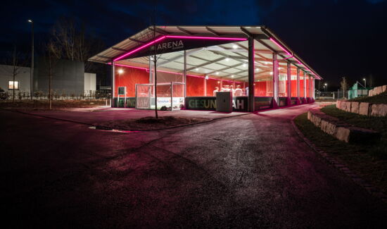 Soccerhalle-McArena-Freilufthalle-LED-Beleuchtung Die McArena Freilufthalle wird durch eine nachhaltige LED-Beleuchtung gleichmäßig beleuchtet. Starke Leistung und trotzdem Nachhaltig und energiesparend.